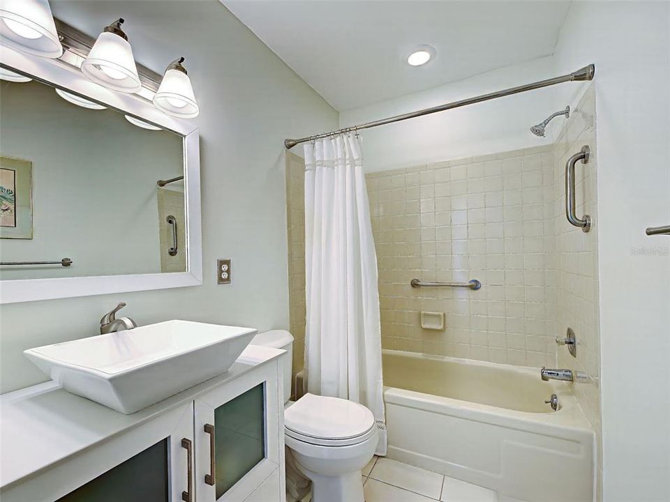 For Sale: $159,000 (2 beds, 2 baths, 1037 Square Feet)