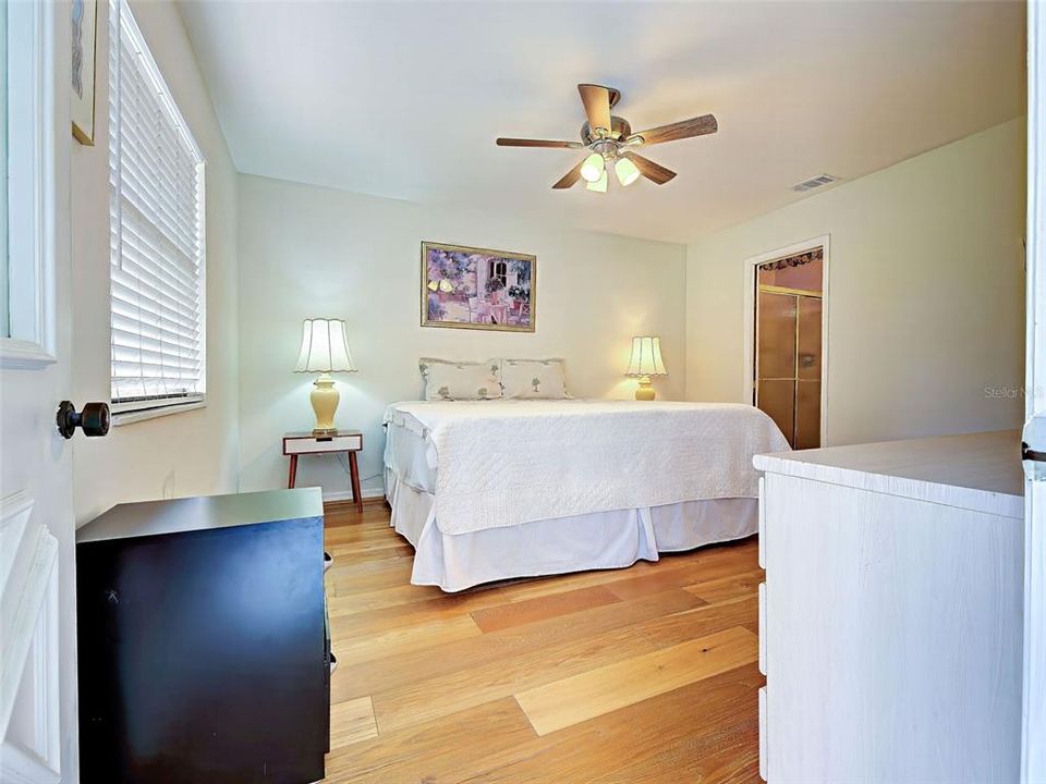 For Sale: $159,000 (2 beds, 2 baths, 1037 Square Feet)