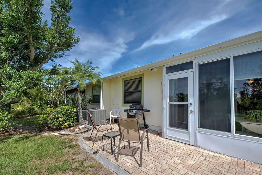 For Sale: $159,000 (2 beds, 2 baths, 1037 Square Feet)
