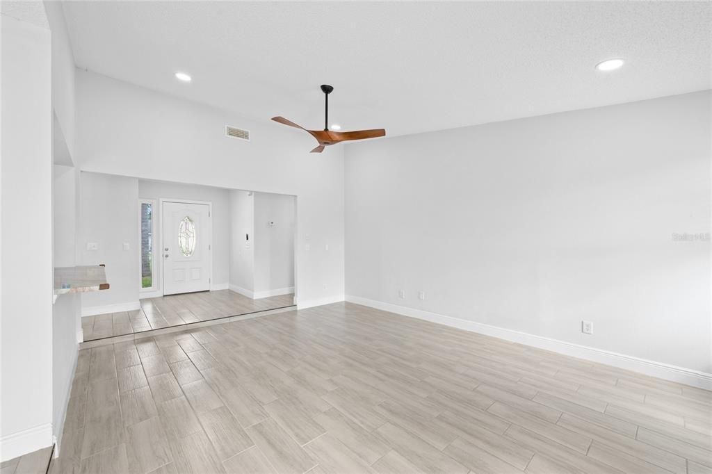 En Venta: $376,000 (4 camas, 3 baños, 1763 Pies cuadrados)