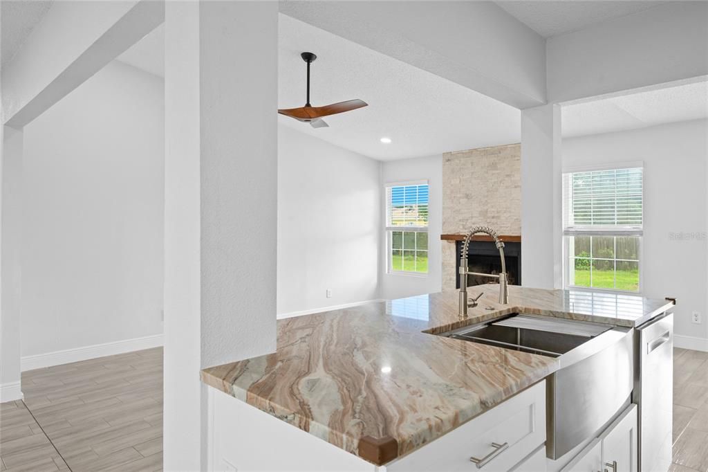 En Venta: $376,000 (4 camas, 3 baños, 1763 Pies cuadrados)