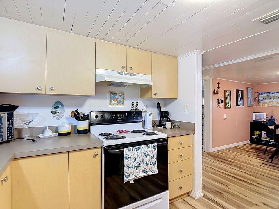 For Sale: $500,000 (2 beds, 2 baths, 1064 Square Feet)