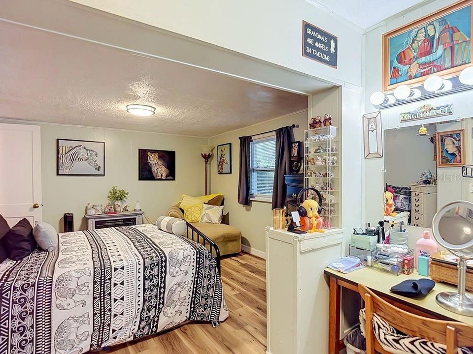 For Sale: $500,000 (2 beds, 2 baths, 1064 Square Feet)
