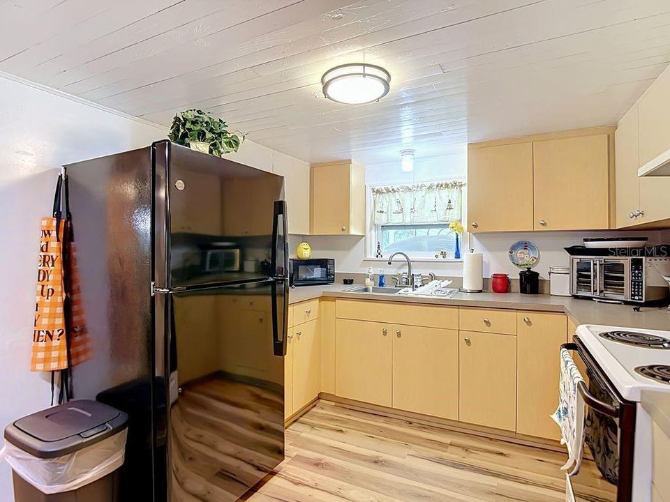 For Sale: $500,000 (2 beds, 2 baths, 1064 Square Feet)