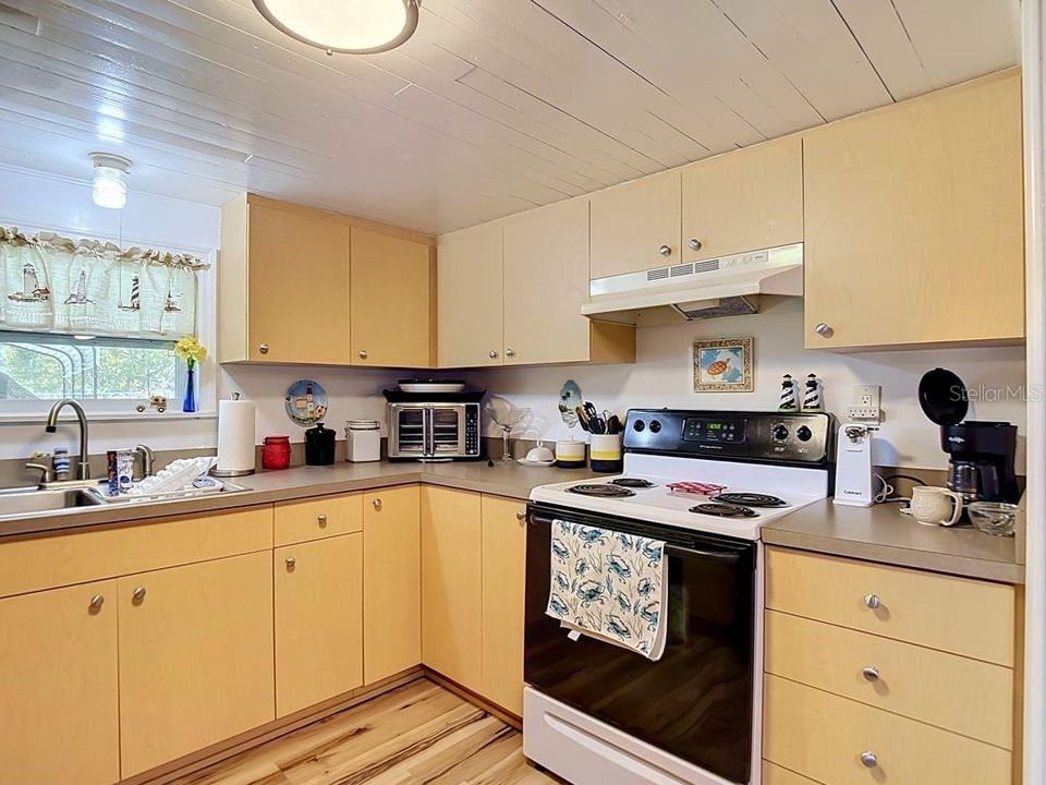 For Sale: $500,000 (2 beds, 2 baths, 1064 Square Feet)