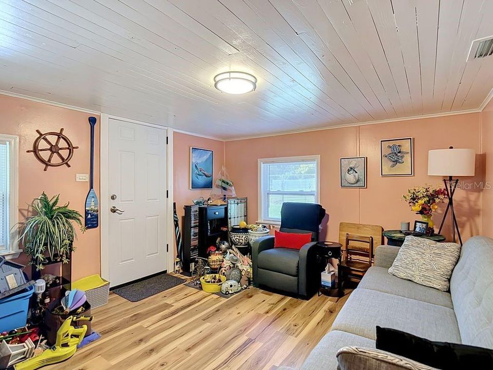 For Sale: $500,000 (2 beds, 2 baths, 1064 Square Feet)