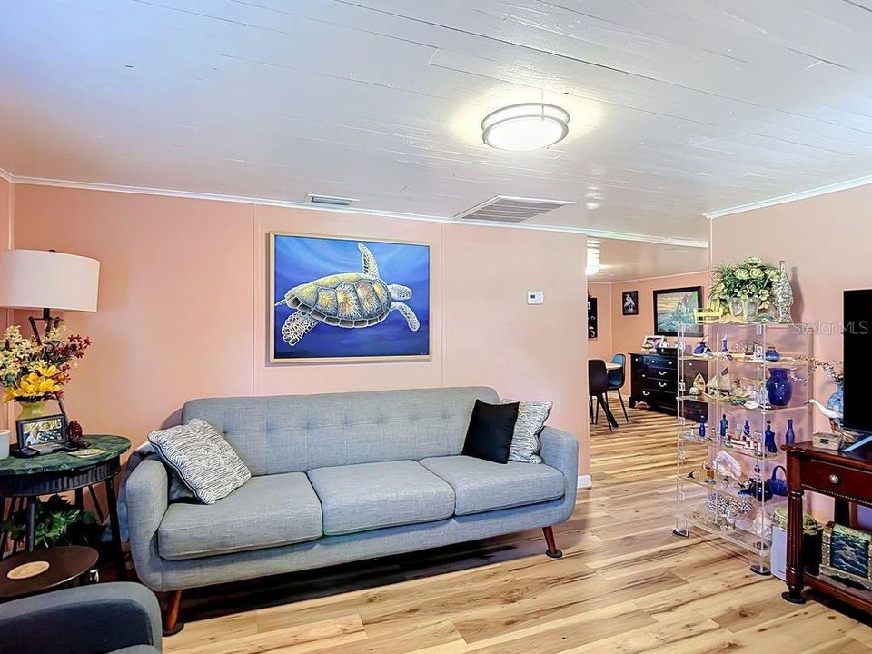 For Sale: $500,000 (2 beds, 2 baths, 1064 Square Feet)
