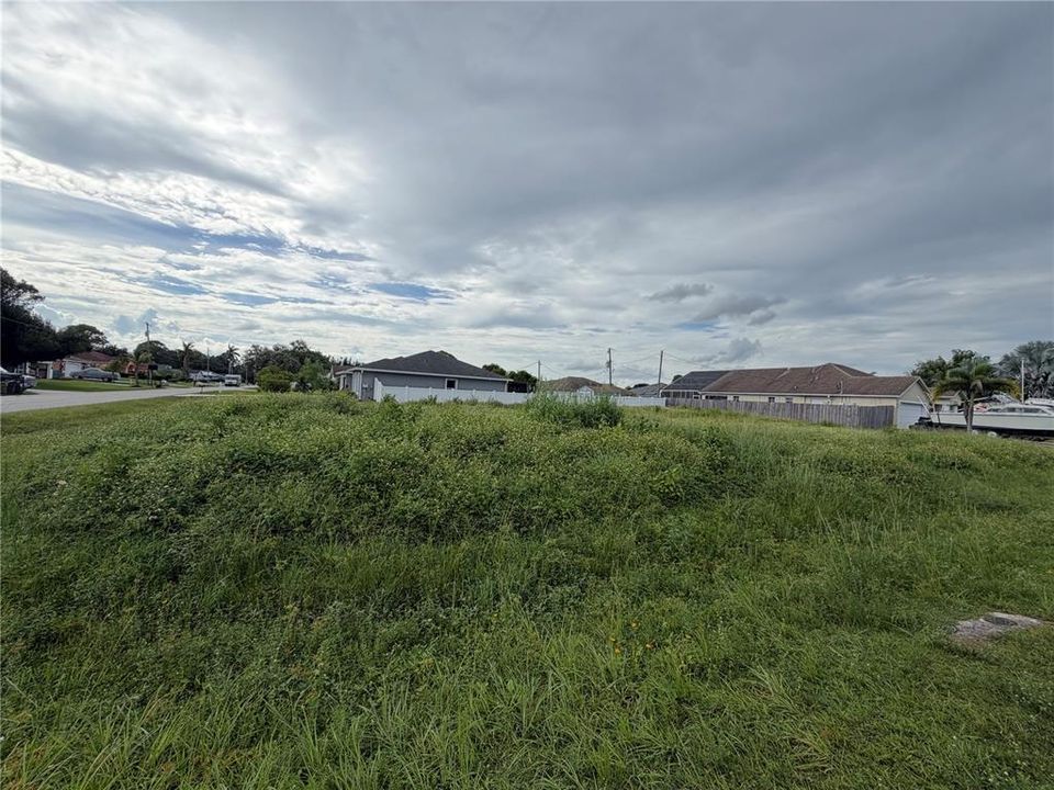 На продажу: $220,000 (0.24 acres)