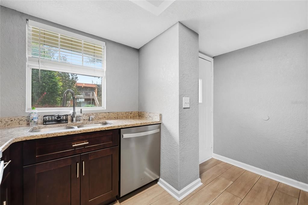 For Sale: $160,000 (2 beds, 1 baths, 1116 Square Feet)
