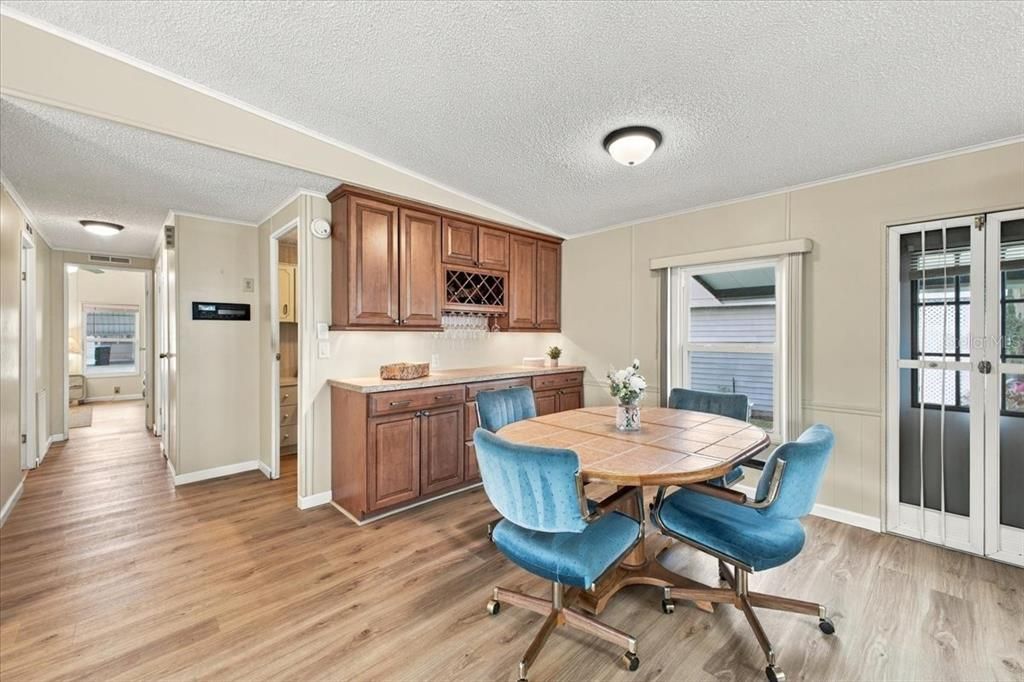 На продажу: $239,000 (2 спален, 2 ванн, 1296 Квадратных фут)