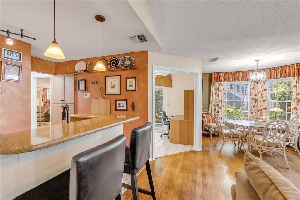 На продажу: $399,000 (2 спален, 2 ванн, 1167 Квадратных фут)