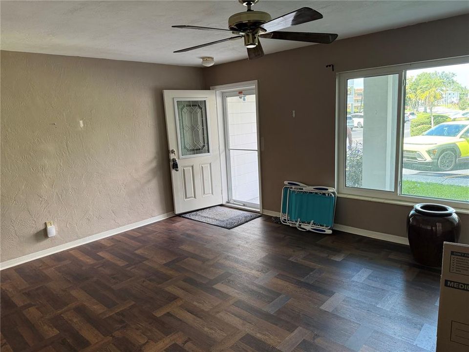 For Sale: $99,000 (1 beds, 1 baths, 825 Square Feet)