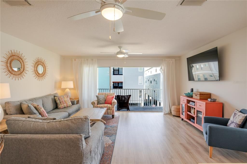 En Venta: $699,000 (2 camas, 2 baños, 1135 Pies cuadrados)