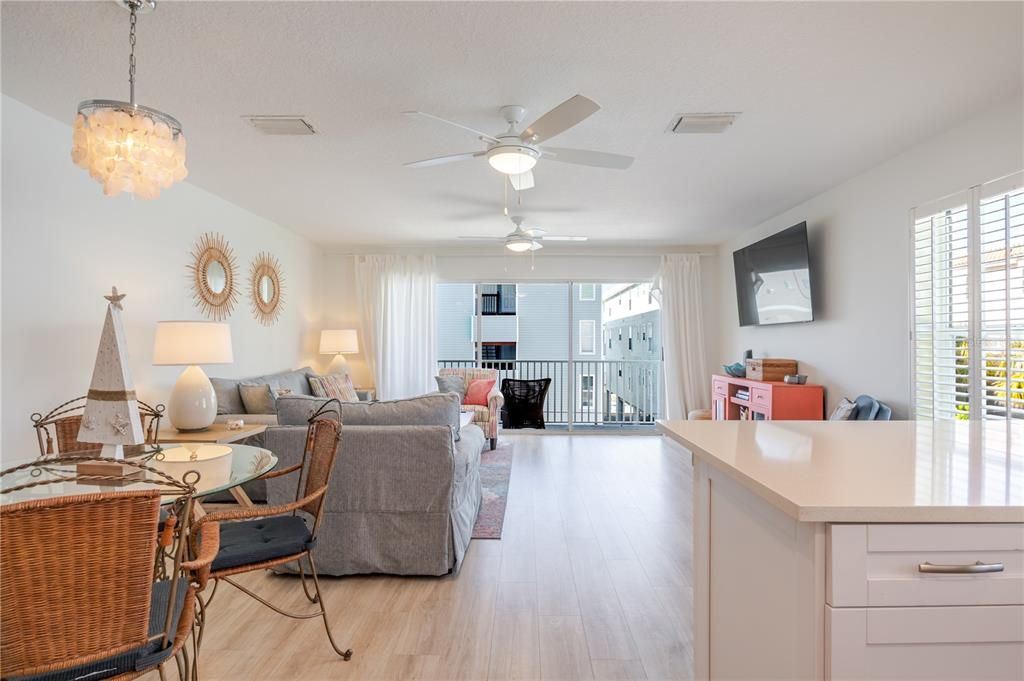 En Venta: $699,000 (2 camas, 2 baños, 1135 Pies cuadrados)