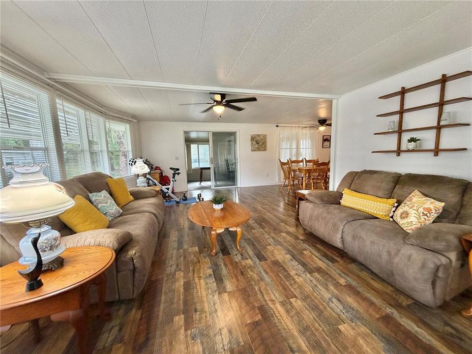 For Sale: $134,900 (2 beds, 2 baths, 1332 Square Feet)