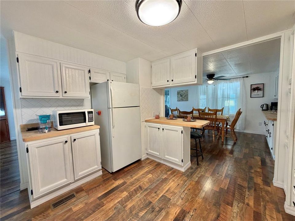 For Sale: $134,900 (2 beds, 2 baths, 1332 Square Feet)