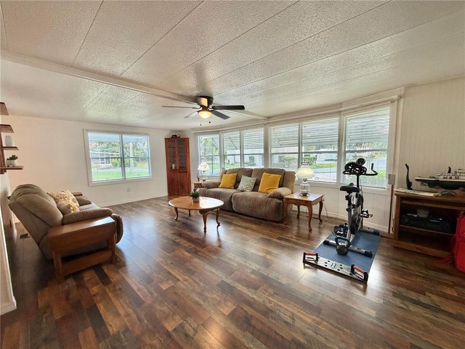 For Sale: $134,900 (2 beds, 2 baths, 1332 Square Feet)