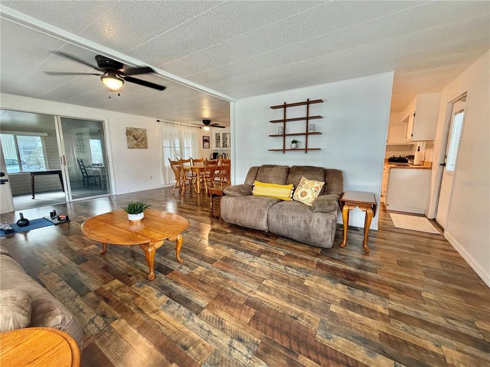 For Sale: $134,900 (2 beds, 2 baths, 1332 Square Feet)