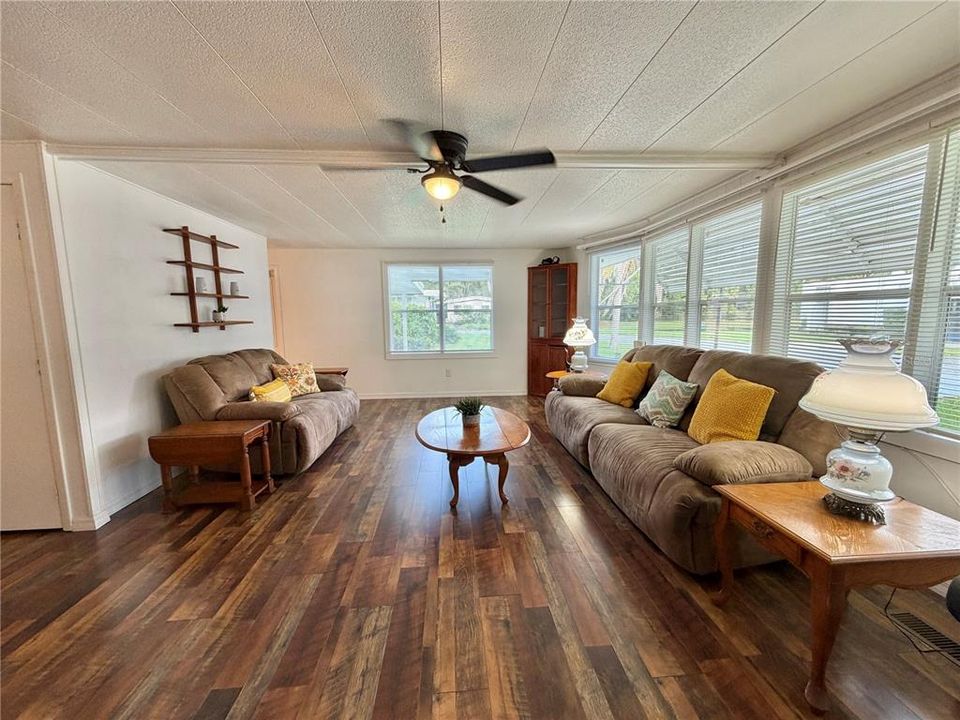 For Sale: $134,900 (2 beds, 2 baths, 1332 Square Feet)