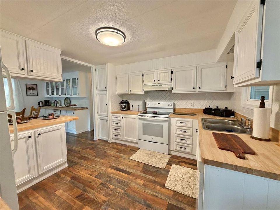 For Sale: $134,900 (2 beds, 2 baths, 1332 Square Feet)