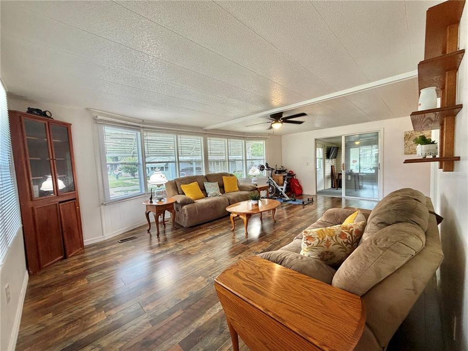 For Sale: $134,900 (2 beds, 2 baths, 1332 Square Feet)