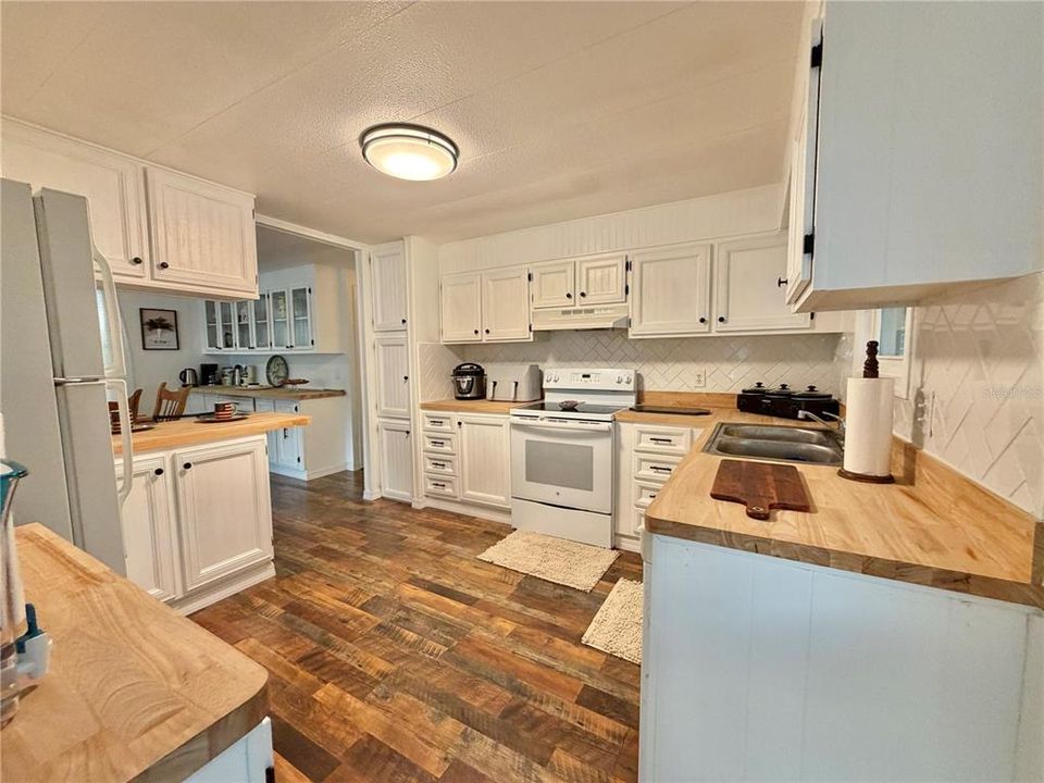 For Sale: $134,900 (2 beds, 2 baths, 1332 Square Feet)