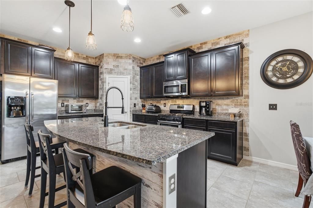 En Venta: $449,999 (4 camas, 2 baños, 1984 Pies cuadrados)