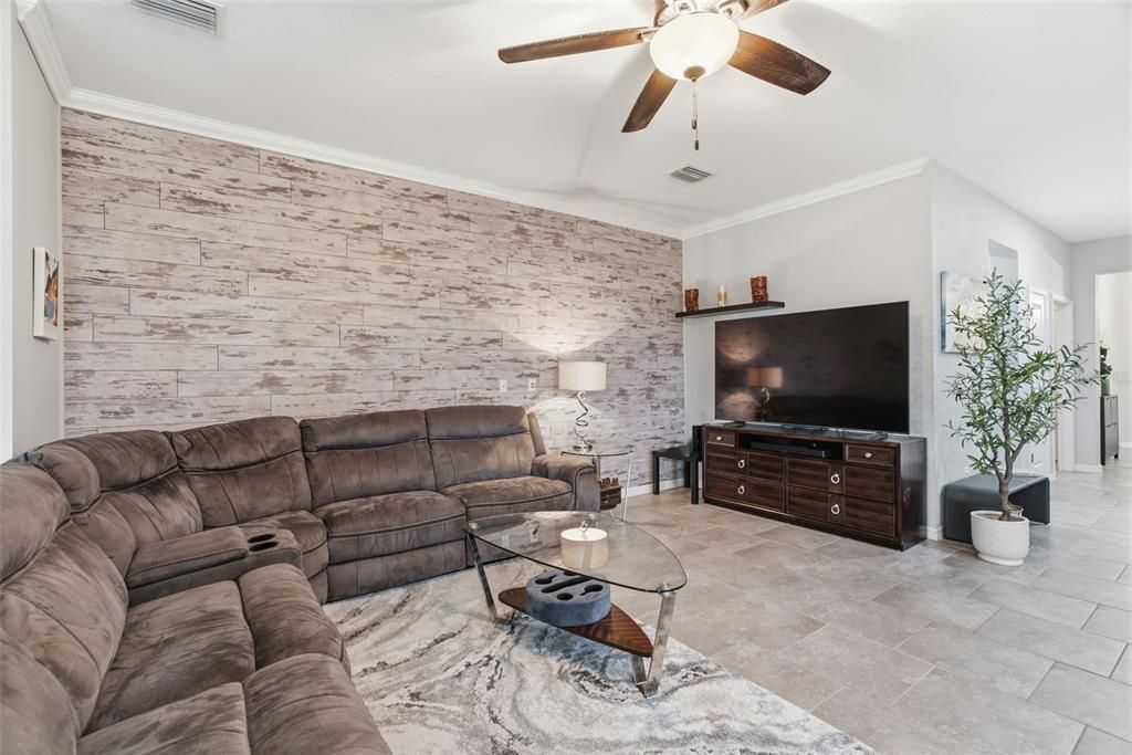 En Venta: $449,999 (4 camas, 2 baños, 1984 Pies cuadrados)