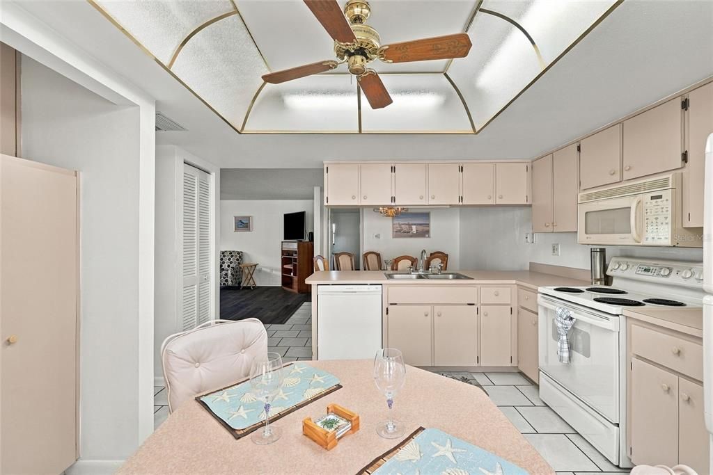 For Sale: $200,000 (2 beds, 2 baths, 1346 Square Feet)