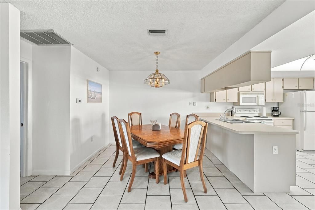 For Sale: $200,000 (2 beds, 2 baths, 1346 Square Feet)