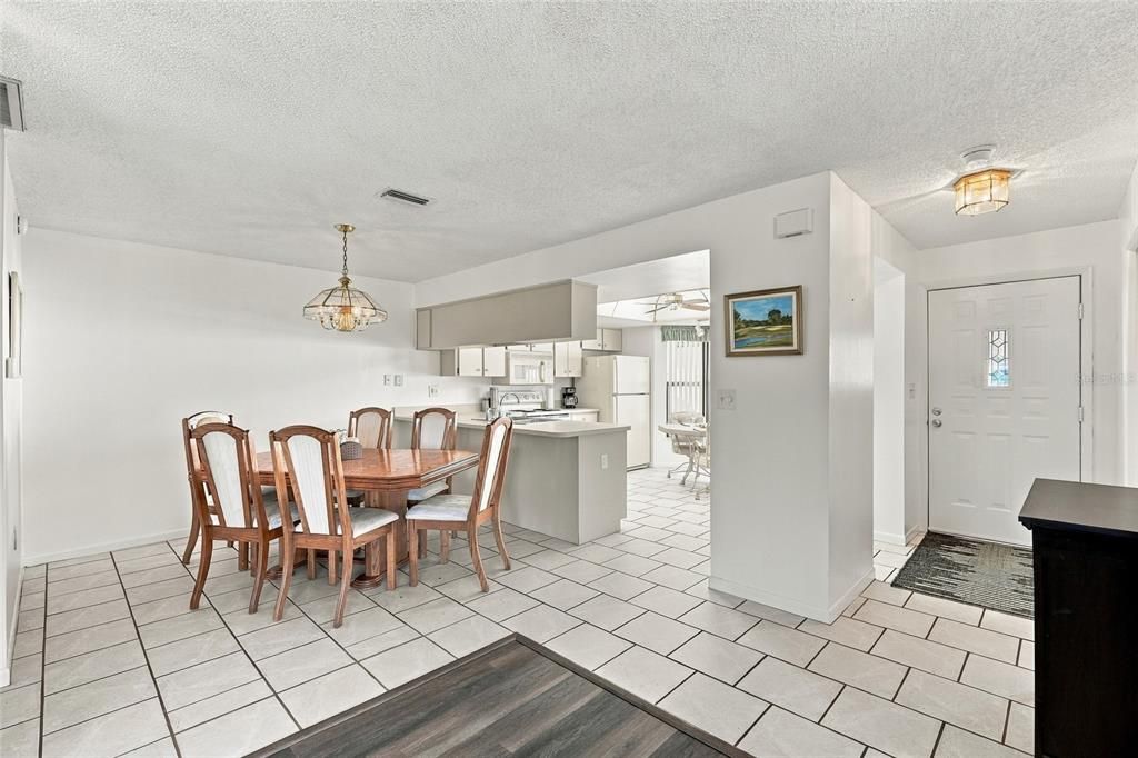 For Sale: $200,000 (2 beds, 2 baths, 1346 Square Feet)