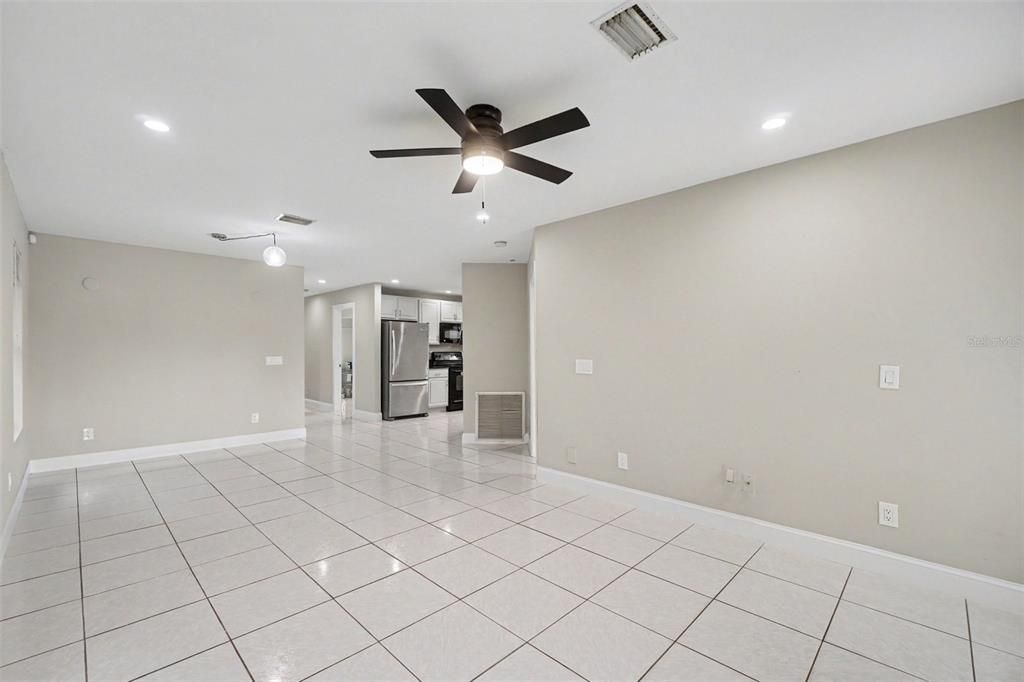 En Venta: $425,000 (4 camas, 2 baños, 1372 Pies cuadrados)