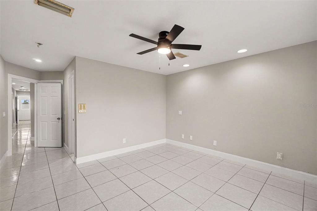 En Venta: $425,000 (4 camas, 2 baños, 1372 Pies cuadrados)