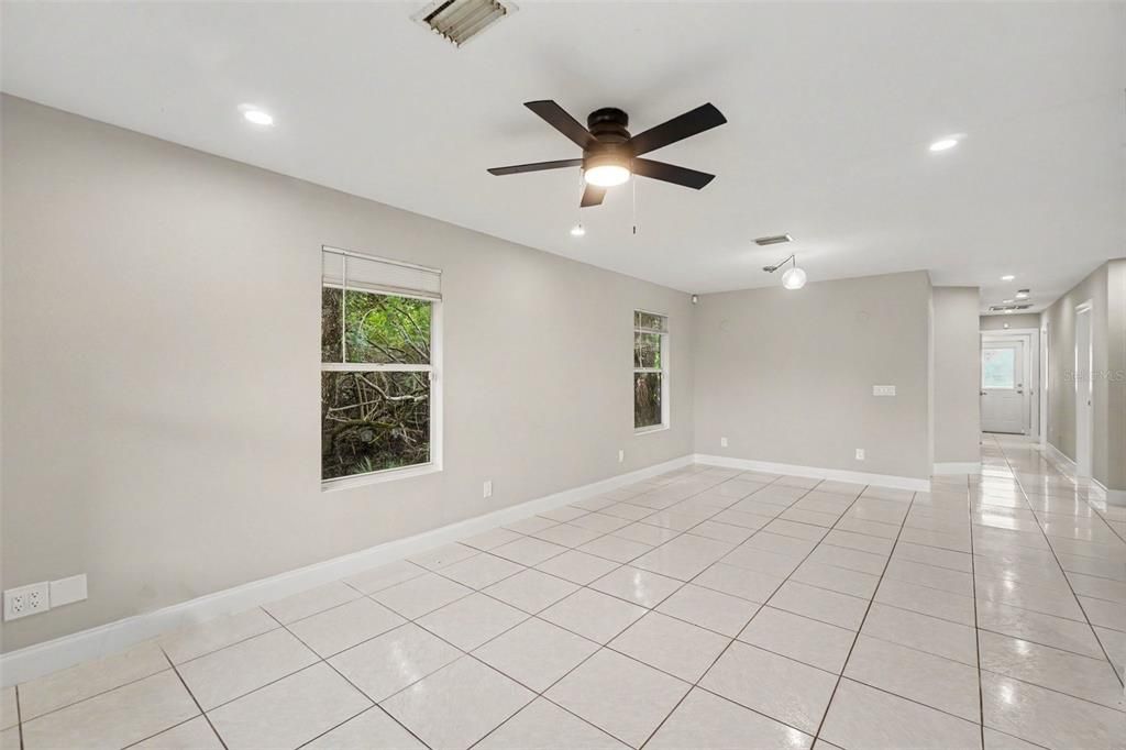 En Venta: $425,000 (4 camas, 2 baños, 1372 Pies cuadrados)