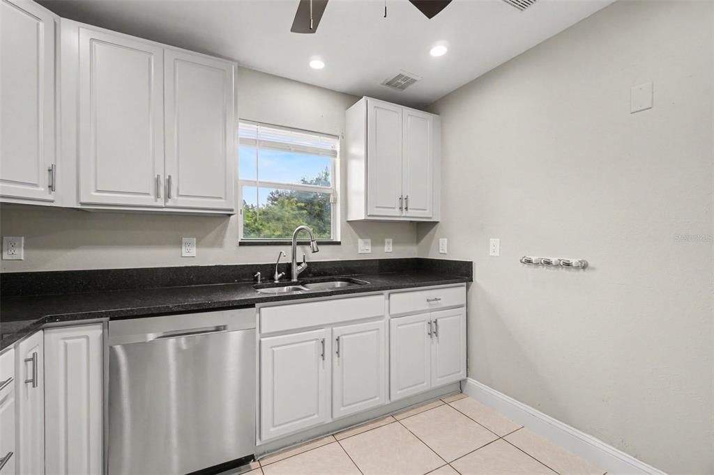 En Venta: $425,000 (4 camas, 2 baños, 1372 Pies cuadrados)