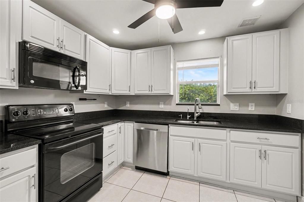 En Venta: $425,000 (4 camas, 2 baños, 1372 Pies cuadrados)