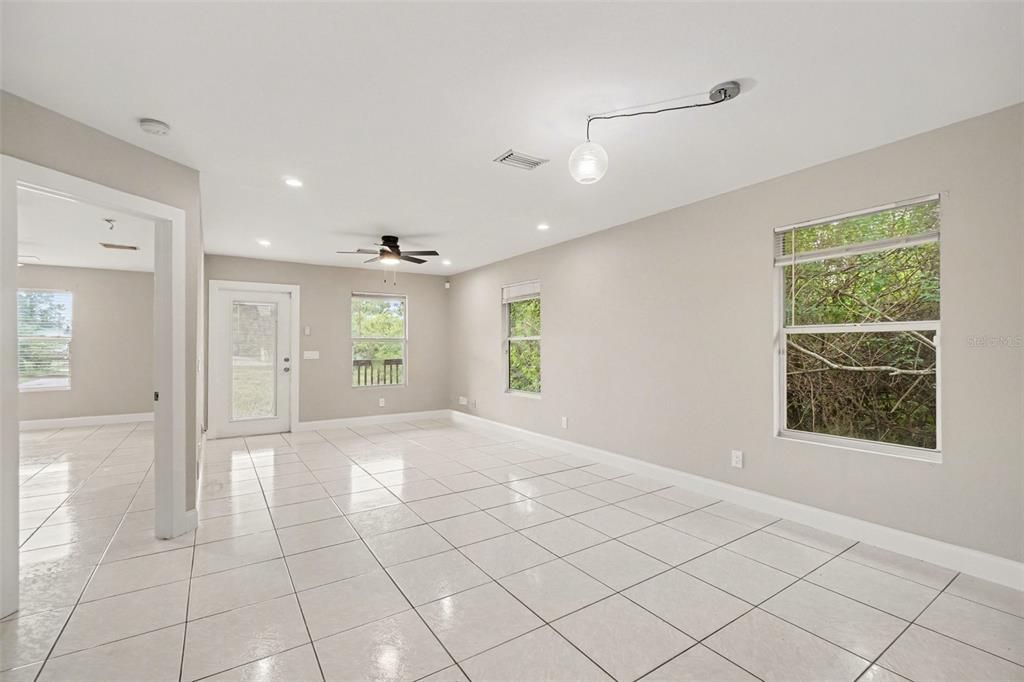 En Venta: $425,000 (4 camas, 2 baños, 1372 Pies cuadrados)