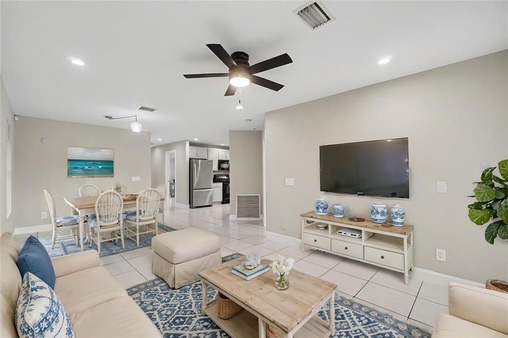 En Venta: $425,000 (4 camas, 2 baños, 1372 Pies cuadrados)