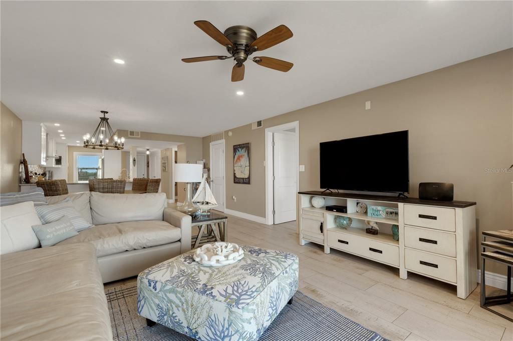 For Sale: $1,695,000 (2 beds, 2 baths, 1316 Square Feet)