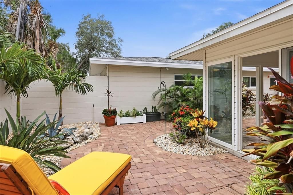 For Sale: $839,000 (2 beds, 2 baths, 1672 Square Feet)