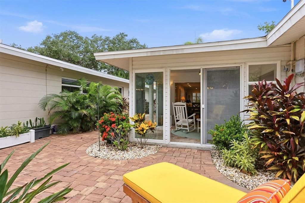 For Sale: $839,000 (2 beds, 2 baths, 1672 Square Feet)