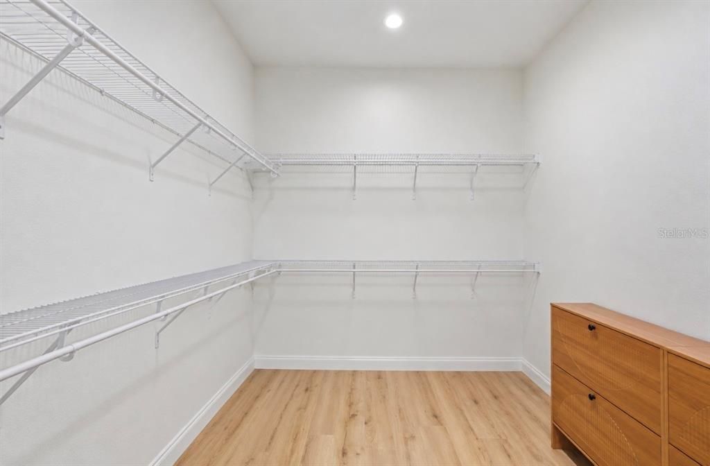 En Venta: $945,000 (4 camas, 3 baños, 2361 Pies cuadrados)