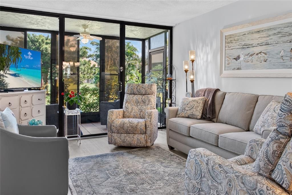 For Sale: $173,900 (2 beds, 2 baths, 940 Square Feet)