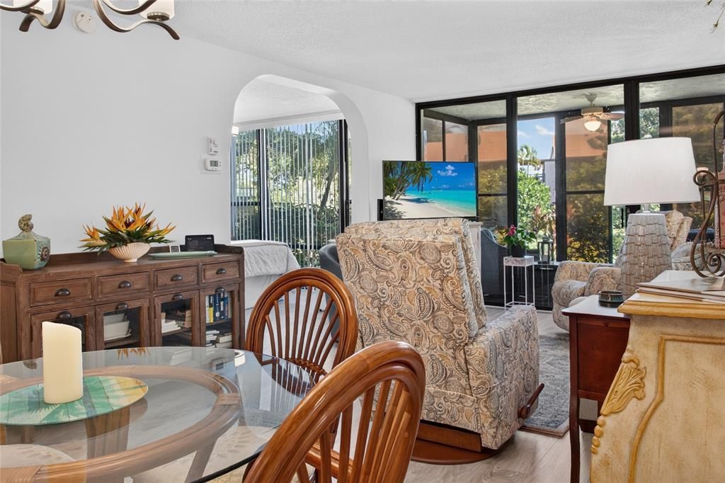For Sale: $173,900 (2 beds, 2 baths, 940 Square Feet)