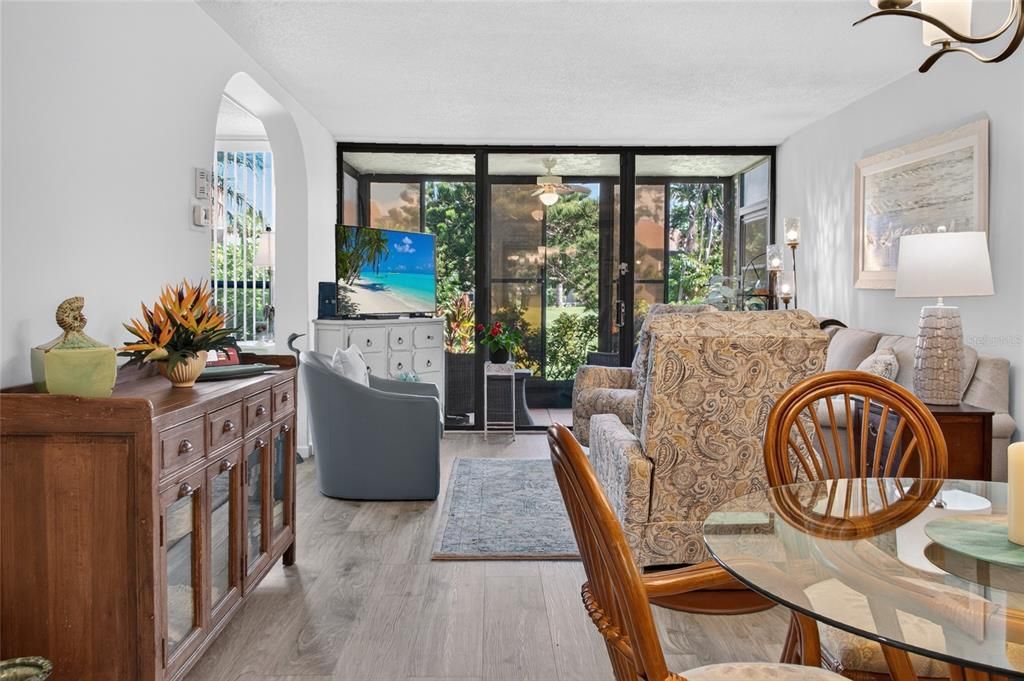 For Sale: $173,900 (2 beds, 2 baths, 940 Square Feet)
