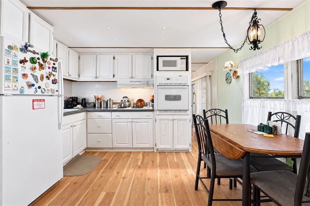 For Sale: $145,000 (2 beds, 1 baths, 731 Square Feet)