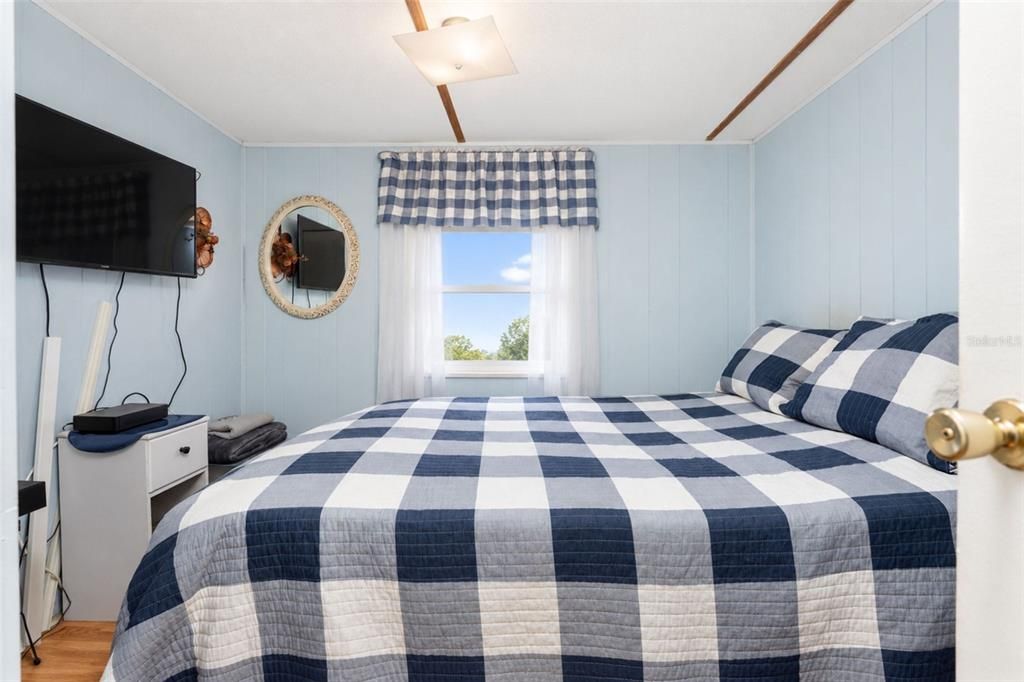For Sale: $145,000 (2 beds, 1 baths, 731 Square Feet)
