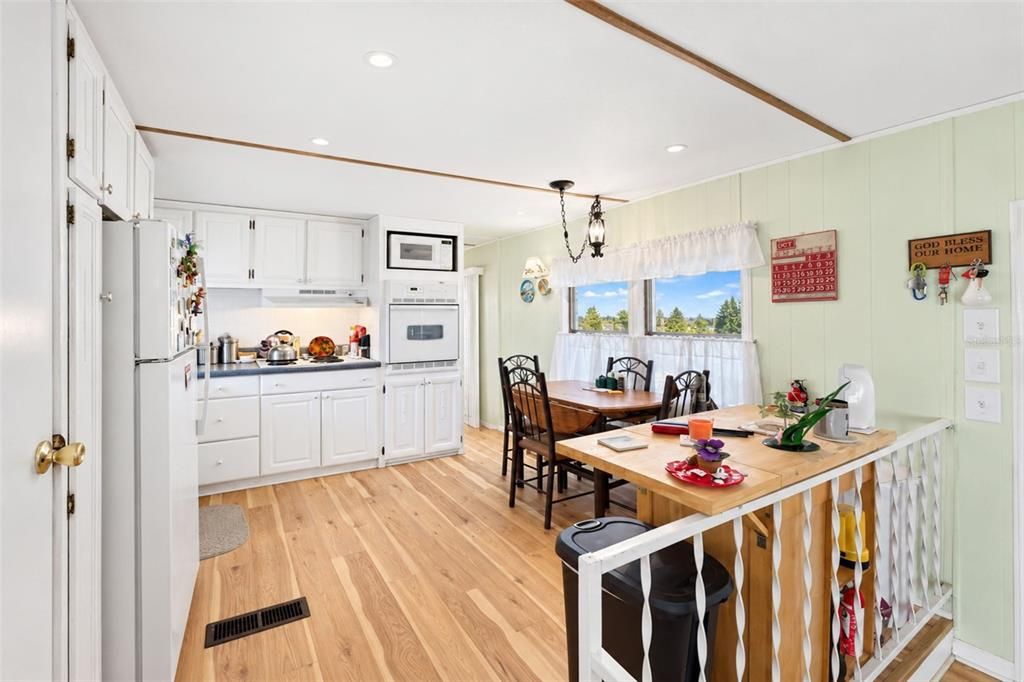 For Sale: $145,000 (2 beds, 1 baths, 731 Square Feet)