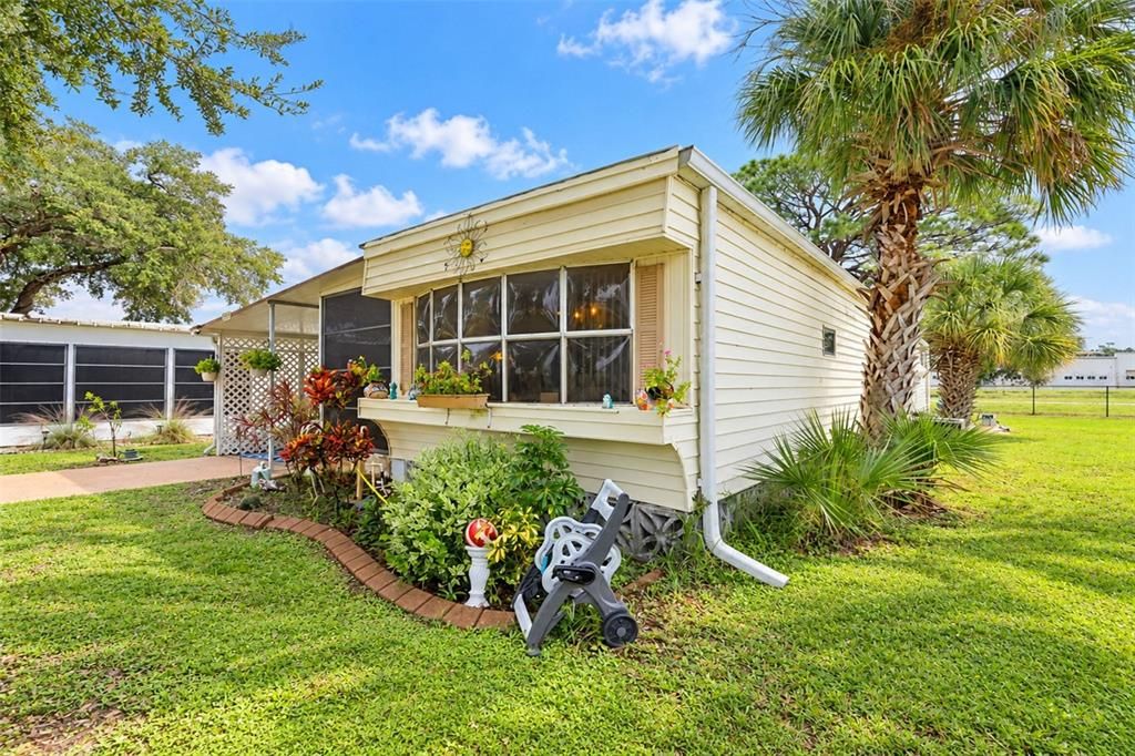 For Sale: $145,000 (2 beds, 1 baths, 731 Square Feet)