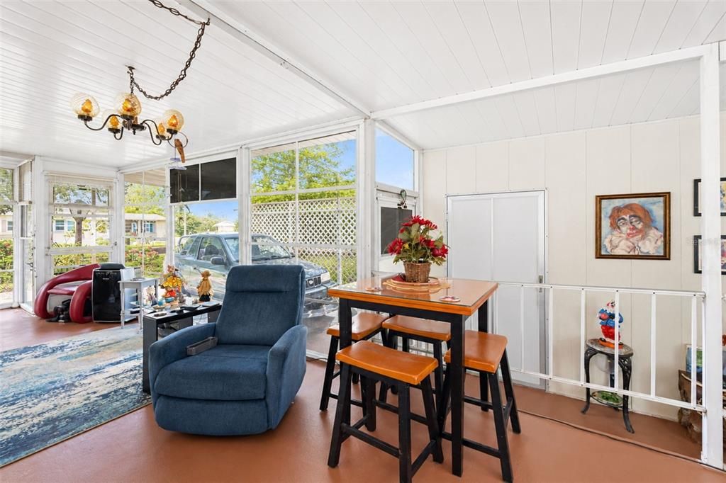 For Sale: $145,000 (2 beds, 1 baths, 731 Square Feet)